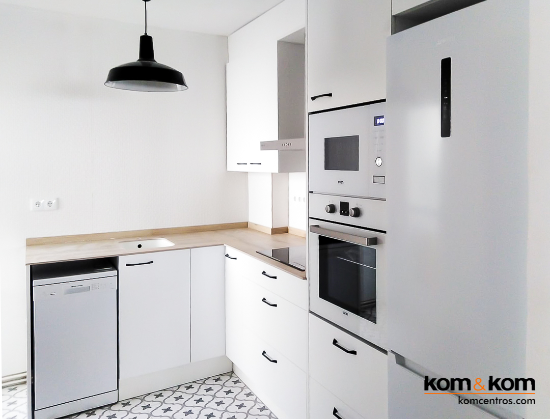 cocina blanca con electrodomésticos blancos